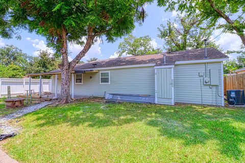 Photo of 7557 Meadowview Drive, Houston, TX 77037 (MLS # 82100975) Photo of 7557 Meadowview Drive, Houston, TX 77037 (MLS # 82100975)