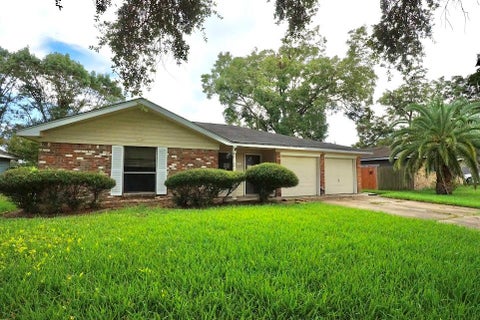 Photo of 324 Pine Street, Lake Jackson, TX 77566 (MLS # 4881447)