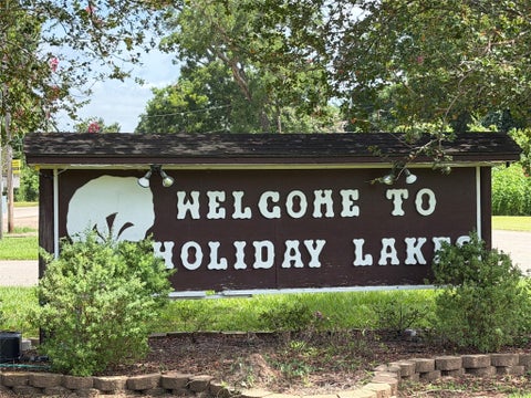 Photo of 804 Eskimo Lane, Holiday Lakes, TX 77515 (MLS # 54343163)