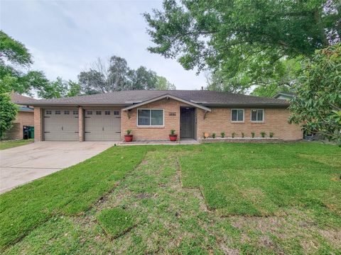 Photo of 5846 Ettrick Drive, Houston, TX 77035 (MLS # 47920896)