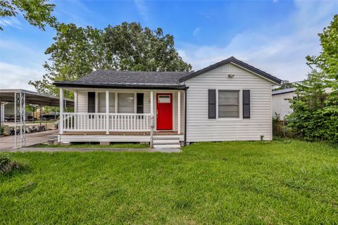 Photo of 2427 Hodges Street, Baytown, TX 77521 (MLS # 10208046)
