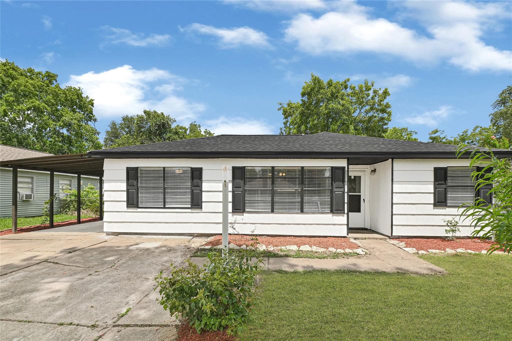 Photo of 13915 Nitida Street, Houston, TX 77045 (MLS # 80631051)