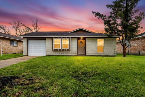 Homes For Sale - 4811 Hannas Reef Drive<br/> Bacliff, TX 77518