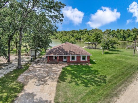 Photo of 361 S Lakeside Drive, Huntsville, TX 77320 (MLS # 51208014)