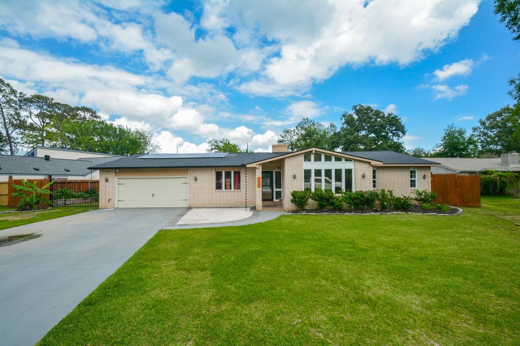 Photo of 1402 Chestnut Ridge Rd RD, Kingwood, TX 77339 (MLS # 95354087)