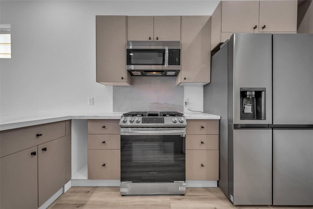 Photo of 15000 S Richmond Avenue #6, Houston, TX 77082 (MLS # 29983356)