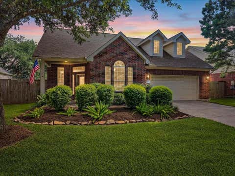 Homes For Sale - 1612 S Lago Vista Drive<br/> Pearland, TX 77581