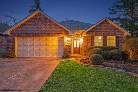 Photo of 2 Garden Lodge Place, The Woodlands, TX 77382 (MLS # 68112831)