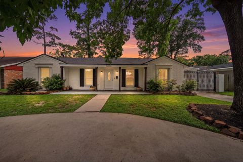 Photo of 10011 Westview Drive, Houston, TX 77055 (MLS # 12747856)