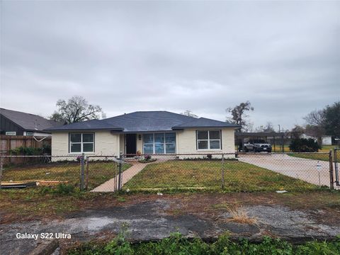 Photo of 702 Mcdaniel Street #B, Houston, TX 77022 (MLS # 80744396)