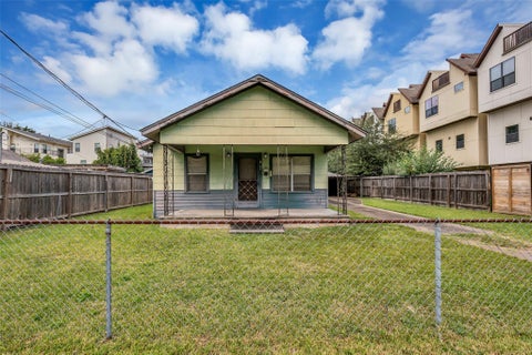 Photo of 1503 W 25th Street, Houston, TX 77008 (MLS # 80894185)