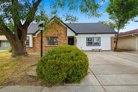 Photo of 3931 Tiffany Drive, Houston, TX 77045 (MLS # 98445302)