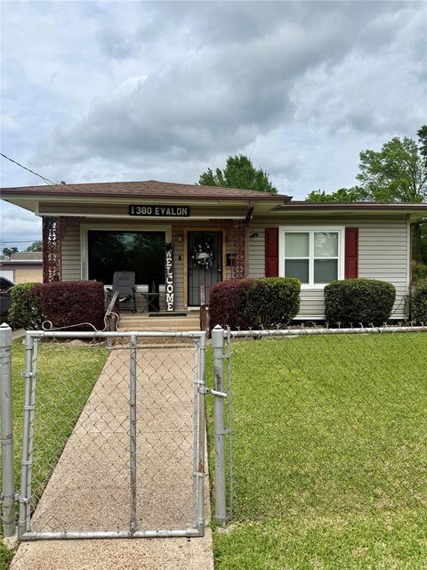 Photo of 1380 Evalon Street, Beaumont, TX 77701 (MLS # 73998514)