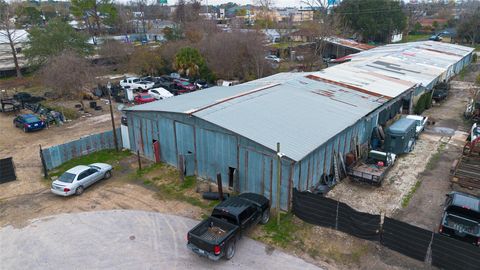 Photo of 521 Blue Bell Road, Houston, TX 77037 (MLS # 87622258)