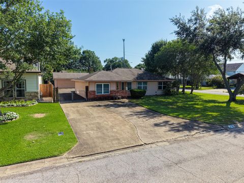 Photo of 9602 Long Branch Lane, Houston, TX 77055 (MLS # 90211705)