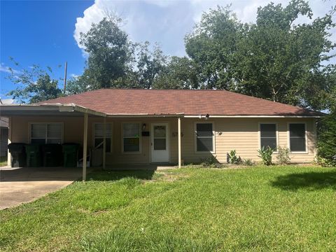 Photo of 5735 Kenilwood Drive, Houston, TX 77033 (MLS # 19503407) Photo of 5735 Kenilwood Drive, Houston, TX 77033 (MLS # 19503407)