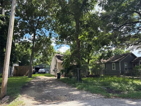 Photo of 208 W Jordan Street, Alvin, TX 77511 (MLS # 76487549) Photo of 208 W Jordan Street, Alvin, TX 77511 (MLS # 76487549)