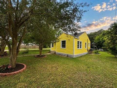 Photo of 1109 4th Street, Palacios, TX 77465 (MLS # 12916937)