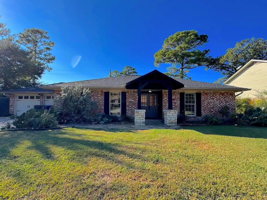 Photo of 114 Elmwood Street, Huntsville, TX 77320 (MLS # 8835014)