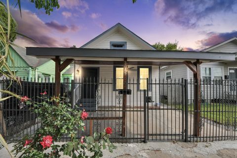Tiny photo for 7045 Avenue E, Houston, TX 77011 (MLS # 95052431)