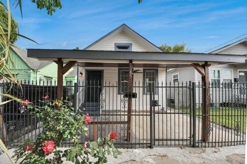 Photo of 7045 Avenue E, Houston, TX 77011 (MLS # 95052431)