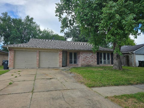 Homes For Sale - 13630 Greenway Drive<br/> Sugar Land, TX 77498