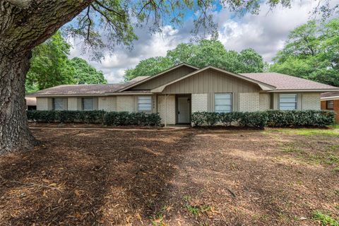 Homes For Sale - 1025 N Meyer Street<br/> Austin County, Sealy, TX 77474