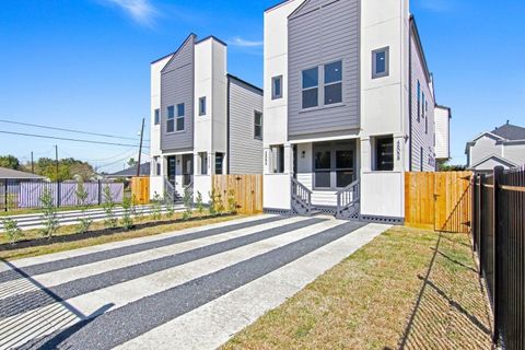 Photo of 4805 Paula St St #B, Houston, TX 77033 (MLS # 63473344)