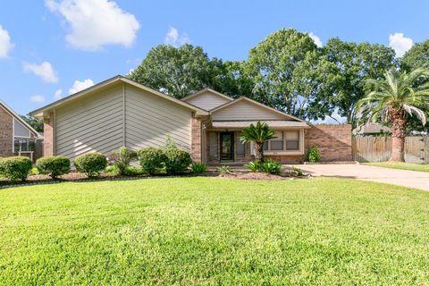 Photo of 819 Millpond Drive, Sugar Land, TX 77498 (MLS # 35374588)
