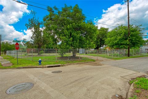 Photo of 4502 Liberty Road, Houston, TX 77026 (MLS # 84465753)