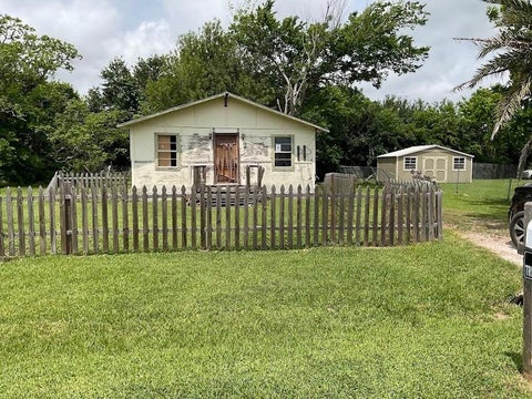 Homes For Sale - 6708 Hawthorne Road<br/> Hitchcock, TX 77563
