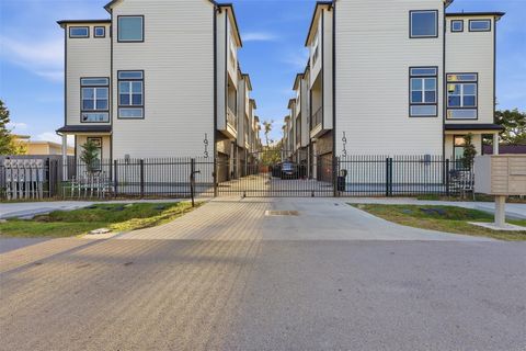 Photo of 1913 Hoskins Drive #I, Houston, TX 77080 (MLS # 80040778)