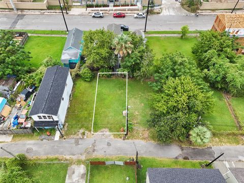 Vacant Land For Sale - 3913 Winnie Rear Street<br/> Galveston, TX 77550