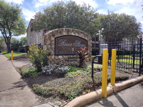 Condo For Rent - 10855 Meadowglen Lane #601<br/> Houston, TX 77042