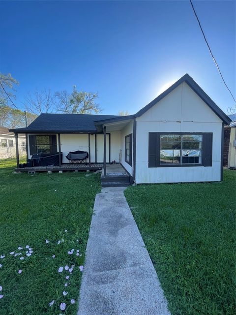 Homes For Sale - 105 N Carver Street<br/> Edna, TX 77957