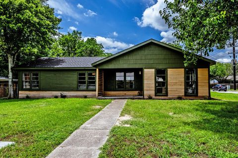 Homes For Sale - 1604 Avenue P<br/> Walker County, Huntsville, TX 77340