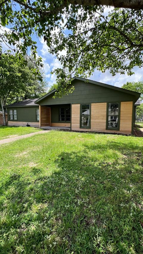 Photo of 1604 Avenue P, Huntsville, TX 77340 (MLS # 70779408)