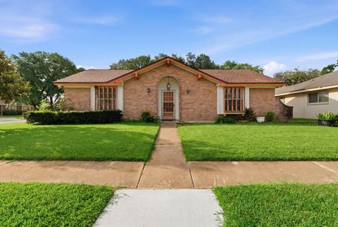Photo of 303 N Forest Boulevard, Houston, TX 77090 (MLS # 89241142)