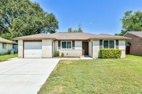 Photo of 515 Bellmar Lane, Friendswood, TX 77546 (MLS # 72784764) Photo of 515 Bellmar Lane, Friendswood, TX 77546 (MLS # 72784764)