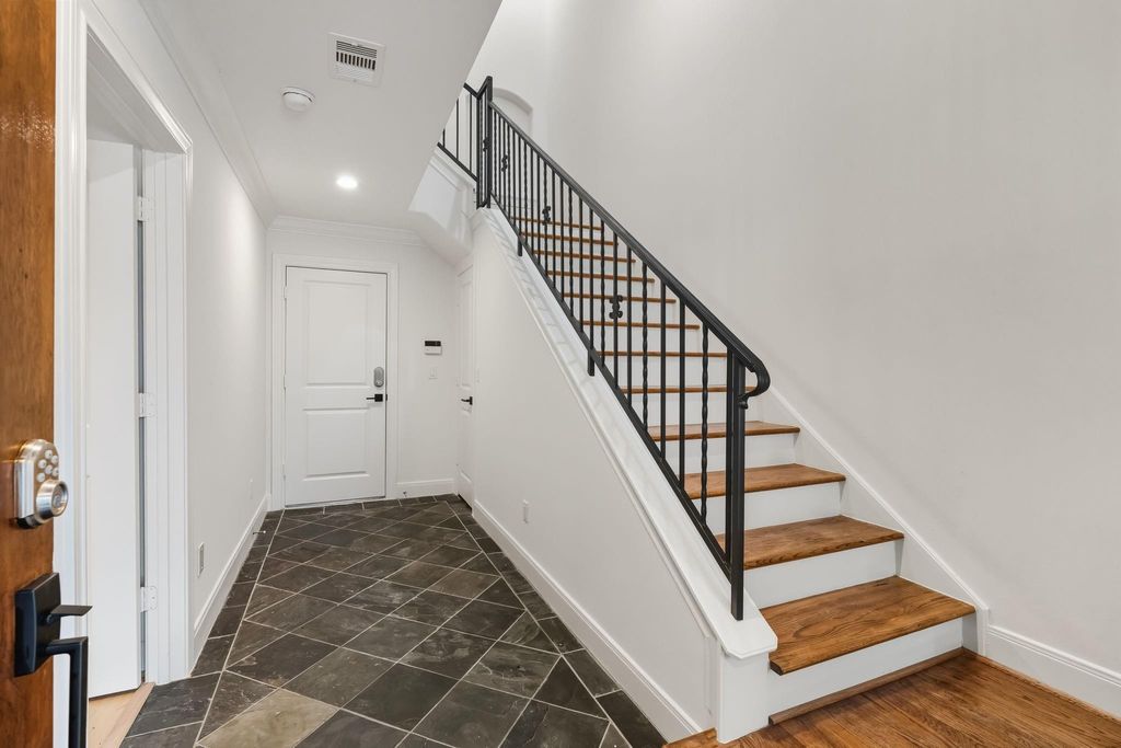 Photo of 6130 Hamman Street, Houston, TX 77007 (MLS # 44158031)