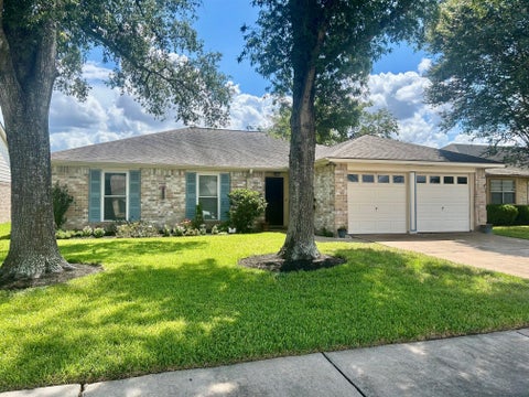 Homes For Sale - 13611 Oak Ledge Drive<br/> Houston, TX 77065