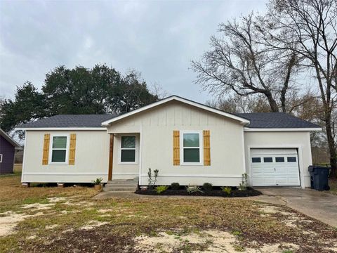 Homes For Sale - 340 Warner St<br/> Bridge City, TX 77611