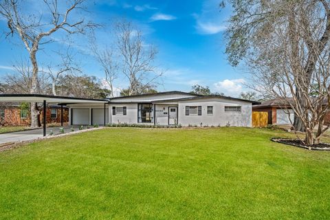 Photo of 10042 Lazy Oaks Street, Houston, TX 77080 (MLS # 48046333)