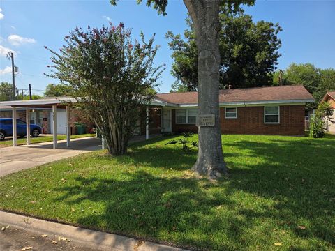 Photo of 322 Elaine Street, La Marque, TX 77568 (MLS # 78836312) Photo of 322 Elaine Street, La Marque, TX 77568 (MLS # 78836312)