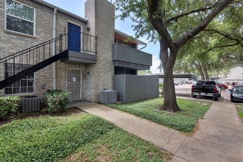Photo of 9797 Leawood Boulevard #303, Houston, TX 77099 (MLS # 76910971)