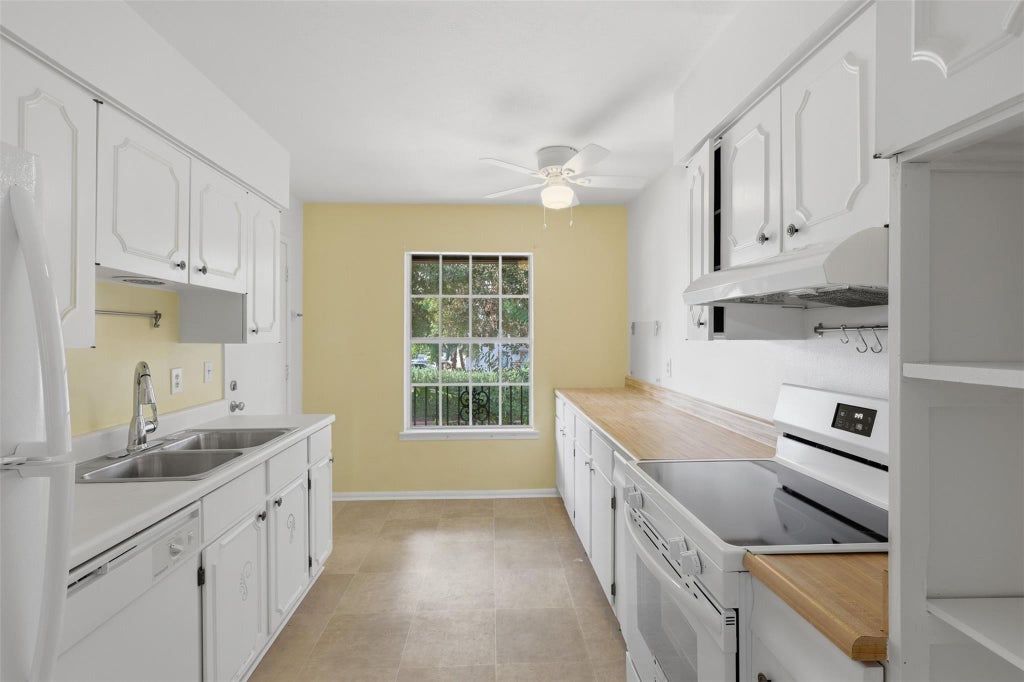 Photo of 7600 Burgoyne Road #250, Houston, TX 77063 (MLS # 31884210)