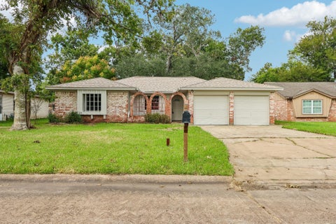 Photo of 727 Hollyhock Street, Richwood, TX 77531 (MLS # 71632616)