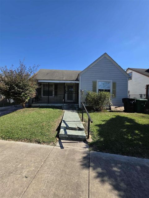 Photo of 524 N Super Street, Houston, TX 77011 (MLS # 15668509)