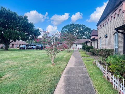 Townhouse For Sale - 7423 Cook Road<br/> Harris County, Houston, TX 77072
