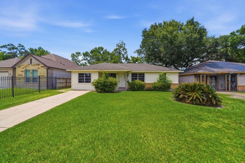 Photo of 7305 Yoe Street, Houston, TX 77016 (MLS # 17050094)